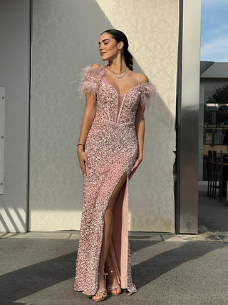 abito piume a sirena con spacco e pailettes