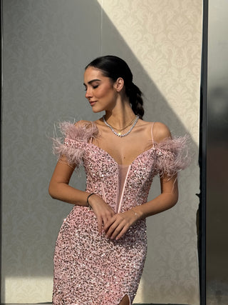 abito piume a sirena con spacco e pailettes