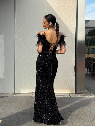 abito piume a sirena con spacco e pailettes